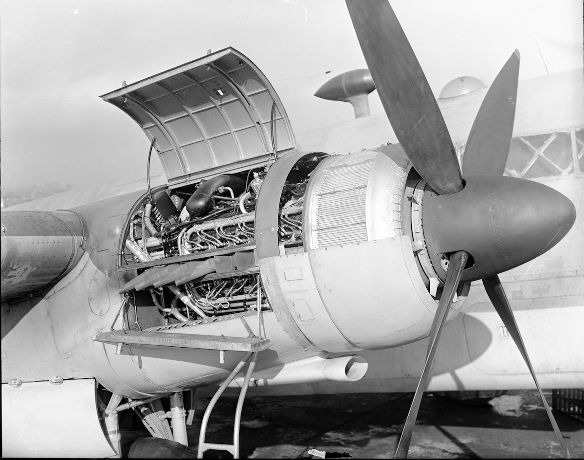 Napier Sabre engine with annular radiator fitted to Vickers Warwick III HG248 